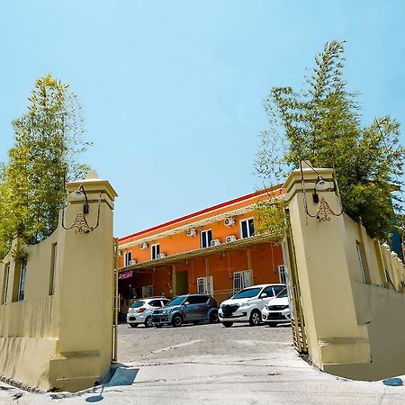 Hotel Oyo 1835 Kostel Wood Semarang Exterior foto