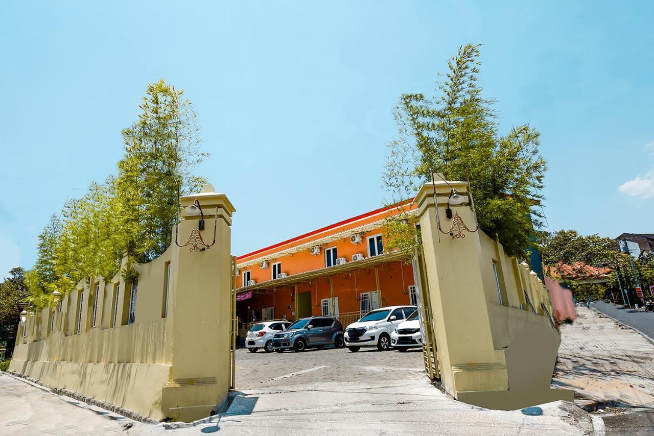 Hotel Oyo 1835 Kostel Wood Semarang Exterior foto
